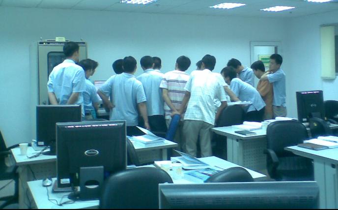 學(xué)員在觀看程序演示