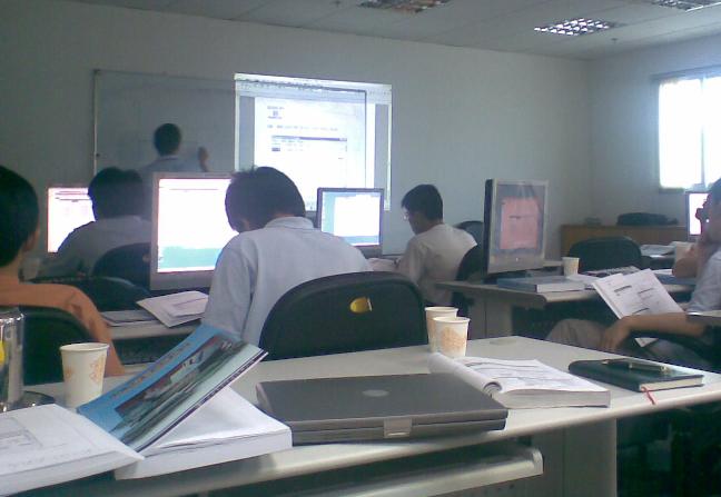 學(xué)員們?cè)诼?tīng)課