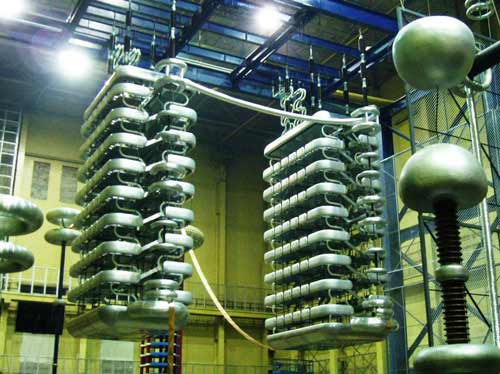 西電集團研制的用于三峽?上海±500kv直流輸電工程的晶閘管換流閥在試驗中