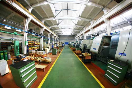 承擔著西電集團開關設備零部件生產任務的西開電氣股份公司機加車間